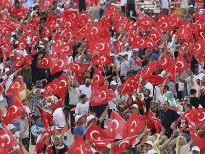 Những dân cầm cờ Thổ Nhĩ Kỳ trong một sự kiện ở Istanbul, Thổ Nhĩ Kỳ, ngày 29/5. Ảnh: Getty Images.