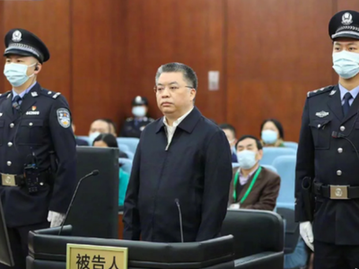 Cựu Bí thư Thành ủy Tam Á, tỉnh Hải Nam Đồng Đạo Trì tại tòa. (Ảnh: Tòa án nhân dân Trung cấp thành phố Thâm Quyến, tỉnh Quảng Đông)