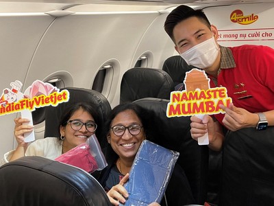 Hành khách nhận được những món quà thú vị từ phi hành đoàn Vietjet trên chuyến bay.