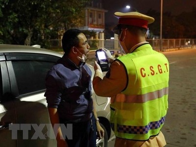 Kiểm tra nồng độ cồn với các tài xế lái xe đường dài tại trạm thu phí Pháp Vân-Cầu Giẽ. (Ảnh: Phạm Kiên/TTXVN)