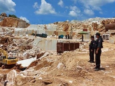 Công an Nghệ An bắt quả tang khai thác đá trắng trái phép ở xã Châu Lộc, Quỳ Hợp. (Nguồn: tienphong.vn)