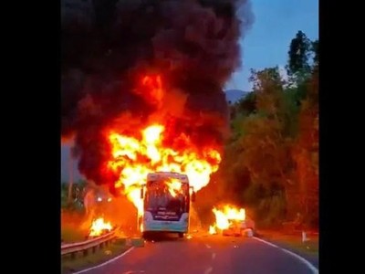 Vụ hỏa hoạn thiêu rụi hoàn toàn xe khách. (Nguồn: sggp)