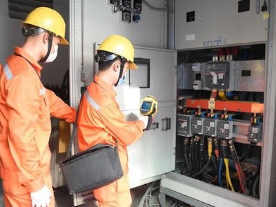 Nhân viên EVNHANOI kiểm tra tình trạng vận hành thiết bị điện. (Ảnh: evnhanoi).