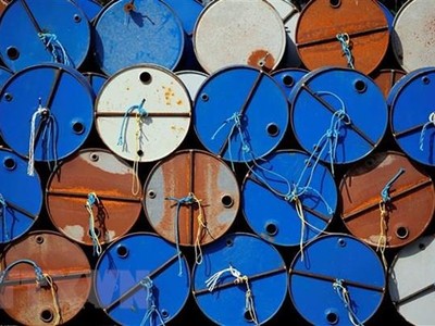 Các thùng dầu thô tại cơ sở của Tập đoàn Năng lượng Vermilion của Canada ở Parentis-en-Born, Pháp. (Ảnh: REUTERS/TTXVN).