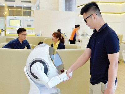 Nam A Bank ghi dấu ấn trên thị trường tài chính khi là ngân hàng Việt đầu tiên đưa robot vào phục vụ giao dịch.