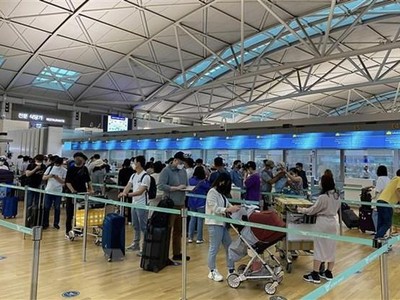 Hành khách xếp hàng chờ ở sân bay Incheon. (Ảnh: Anh Nguyên/TTXVN)