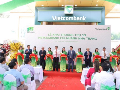 Lễ cắt băng khánh thành trụ sở hoạt động mới Vietcombank Nha Trang.