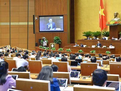 Bộ trưởng Bộ Tài chính Hồ Đức Phớc trả lời chất vấn của đại biểu Quốc hội.