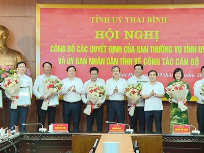 Các đồng chí lãnh đạo tỉnh Thái Bình tặng hoa chúc mừng các cán bộ trong diện điều động, bổ nhiệm mới.