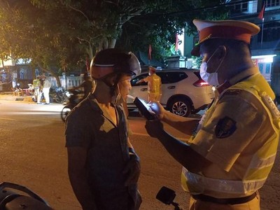 Đo nồng độ cồn người tham gia giao thông. (Ảnh: Đức Thọ/TTXVN).