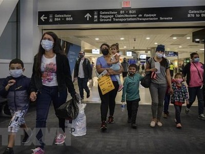Hành khách sau khi nhập cảnh tại sân bay ở bang Texas, Mỹ. (Ảnh: AFP/TTXVN)