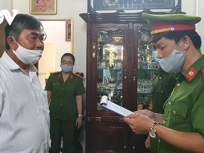 Cơ quan công an tống đạt lệnh khởi tố ông Nguyễn Chí Hiến.