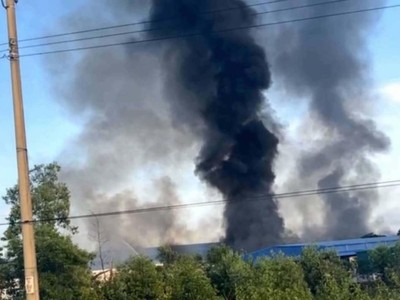 Đến 7h15 đám cháy vẫn chưa được không chế hoàn toàn, khói đen bốc cháy nghi ngút.