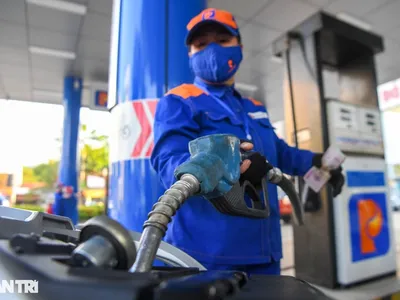 Giá xăng dầu lại đồng loạt tăng mạnh từ chiều nay, 13/6 (Ảnh: Mạnh Quân).