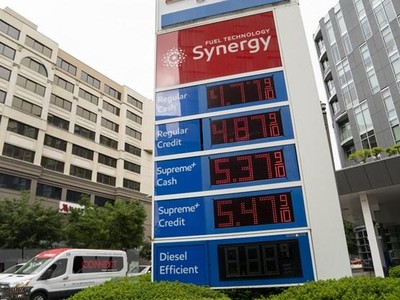 Giá xăng dầu được niêm yết tại trạm xăng ở Washington, D.C., Mỹ, ngày 11/5/2022. (Ảnh: THX/TTXVN)