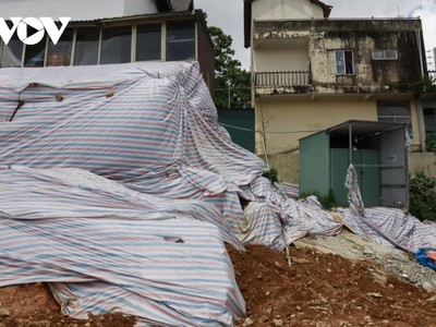 Nhà ở của 2 hộ dân này bị ảnh hưởng nghiêm trọng.