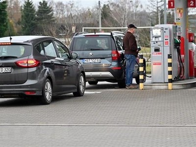 Bơm xăng cho các phương tiện tại trạm xăng ở Lubieszyn, miền Tây Bắc Ba Lan. (Ảnh: PAP/TTXVN)