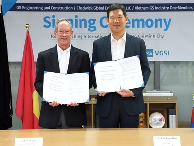 Ông Ted Hill (bên trái) - đại diện trường Chadwick và ông Huh Yoon-Hong (đại diện VGSI) tại buổi ký kết. Ảnh: VGSI.