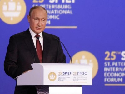 Tổng thống Nga Putin phát biểu tại Diễn đàn Kinh tế Quốc tế St.Petersburg (SPIEF) ngày 17/6. Ảnh: CNN.