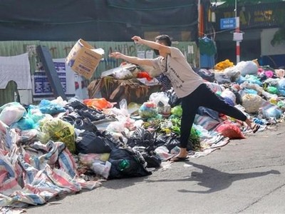 Rác ngày một nhiều lên tại phố Hoàng Ngân, quận Cầu Giấy (ảnh chụp sáng 17/6). (Ảnh: Tuấn Đức/TTXVN)