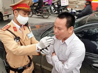 Đảng viên vi phạm nồng độ cồn khi lái xe sẽ bị gửi thông báo về cơ quan. (Ảnh: Tâm An).