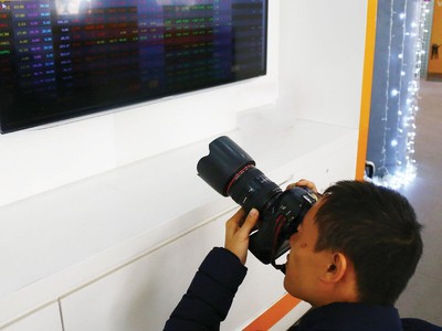 Phóng viên mảng chứng khoán cũng như nhà đầu tư cùng “ăn ngủ nghỉ” với thị trường.