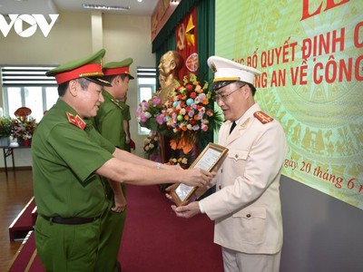 Thiếu tướng Nguyễn Văn Viện, Cục trưởng C04 trao quyết định bổ nhiệm cho Đại tá Nguyễn Đức Tuấn.