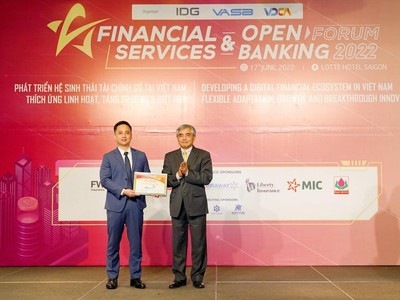 Đại diện MB Ageas Life - Ông Đỗ Tuấn Anh – Chủ tịch Ủy ban Điều hành, Phó Tổng Giám đốc MB Ageas Life nhận giải thưởng.