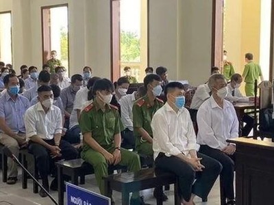 Các bị cáo tại phiên tòa xét xử. (Nguồn: congly).