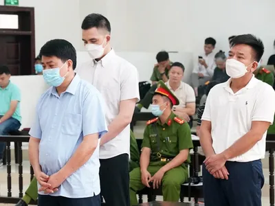 Cựu Chủ tịch Hà Nội Nguyễn Đức Chung cùng đồng phạm nghe tòa tuyên án chiều 22/6 (Ảnh: CTV).