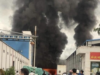 Ngọn lửa bùng phát dữ dội từ xưởng than đá của Công ty TNHH sợi MeKong.