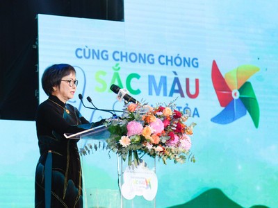 Bà Cao Thị Ngọc Dung, chủ tịch HĐQT PNJ phát biểu tại chương trình nghệ thuật “Cùng chong chóng sắc màu lan tỏa yêu thương” diễn ra vào ngày 22/6 tại Nhà hát Hòa Bình.