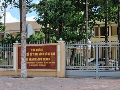 Cơ quan chức năng đang tiến hành khám xét tại VP ĐKĐĐ chi nhánh Long Thành. (Nguồn: thanhnien.vn).