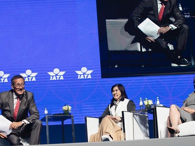 Bà Hồ Ngọc Yến Phương, CFO Vietjet (ngồi giữa) và bà Ursula Hurley, CFO Jet Blue tại tọa đàm giám đốc tài chính (ảnh: N.T)