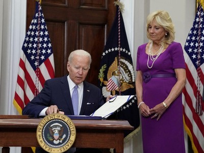 Tổng thống Biden ký ban hành luật kiểm soát súng đạn. Ảnh: Reuters.