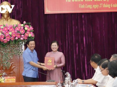 Thừa ủy quyền của Ban Bí thư, đồng chí Bùi Văn Nghiêm, Ủy viên Trung ương Đảng, Bí thư Tỉnh ủy trao quyết định và tặng hoa chúc mừng đồng chí Nguyễn Thị Minh Trang.