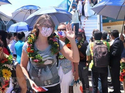 Tặng hoa chào đón du khách đến Khánh Hòa. (Ảnh: Tiên Minh/TTXVN).