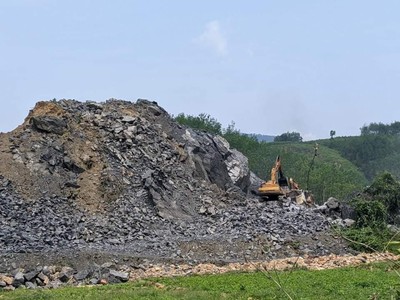 Mỏ đá ở Nam Đông bị UBND tỉnh yêu cầu dừng hoạt động đầu năm 2022. Ảnh: Phước Tuần.