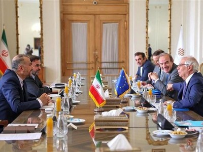 Ngoại trưởng Iran Hossein Amir-Abdollahian (trái) và Đại diện cấp cao phụ trách chính sách an ninh và đối ngoại của EU Josep Borell (phải) tại cuộc gặp ở Tehran ngày 25/6/2022. (Ảnh: AFP/TTXVN).