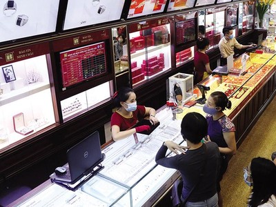 Nhiều nhà đầu tư đang có xu hướng quay lại “phòng thủ” với vàng. Ảnh: Đức Thanh.