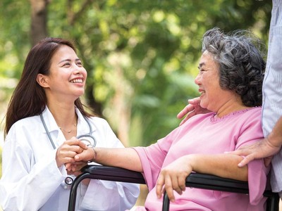 Việc bảo vệ sức khỏe khách hàng được các doanh nghiệp nhân thọ quan tâm nhiều hơn. Ảnh: Dũng Minh.