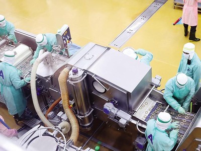 Hoạt động sản xuất - kinh doanh của doanh nghiệp đã được duy trì và đang dần phục hồi. Trong ảnh: Dây chuyền chế biến thực phẩm của Nhà máy CPV Food tại Bình Phước.