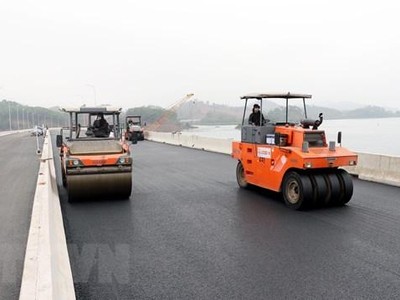 Các nhà thầu thi công đẩy nhanh tiến độ thi công cao tốc Vân Đồn-Móng Cái. (Ảnh: Văn Đức/TTXVN).