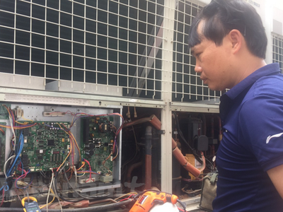 Sự cố về điện trong chiều ngày 4/7 đã ảnh hưởng đến nhiều hộ gia đình Thủ đô, khiến các thiết bị điện như quạt, điều hòa, tủ lạnh... bị hư hỏng. (Ảnh: Việt Anh/Vietnam+).