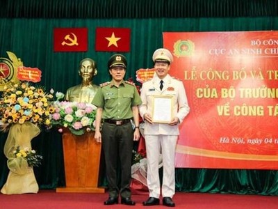 Thứ trưởng Lương Tam Quang trao quyết định, tặng hoa chúc mừng Thiếu tướng Vũ Hồng Văn, tân Cục trưởng Cục An ninh chính trị nội bộ. (Nguồn: Tiền Phong).