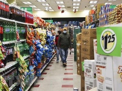 Người dân mua sắm tại một cửa hàng ở New York, Mỹ. (Ảnh: THX/TTXVN).