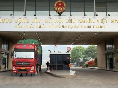Hoạt động xuất nhập khẩu tại Cửa khẩu quốc tế đường bộ số II Kim Thành. (Ảnh: Quốc Khánh/TTXVN).
