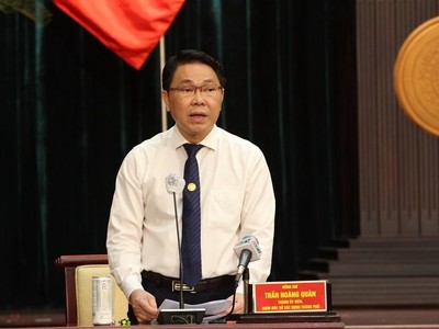 Ông Trần Hoàng Quân, Giám đốc Sở Xây dựng TP.HCM trả lời chất vấn.