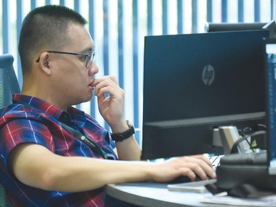 Sắc xanh xuất hiện trong 2 phiên cuối tuần qua, nhưng nỗi lo thị trường giảm điểm vẫn thường trực.