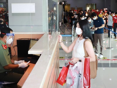 Sân bay, bến tàu và những địa danh du lịch nổi tiếng đã sôi động trở lại với hình ảnh dòng người tấp nập đi du lịch. Ảnh: Dũng Minh.